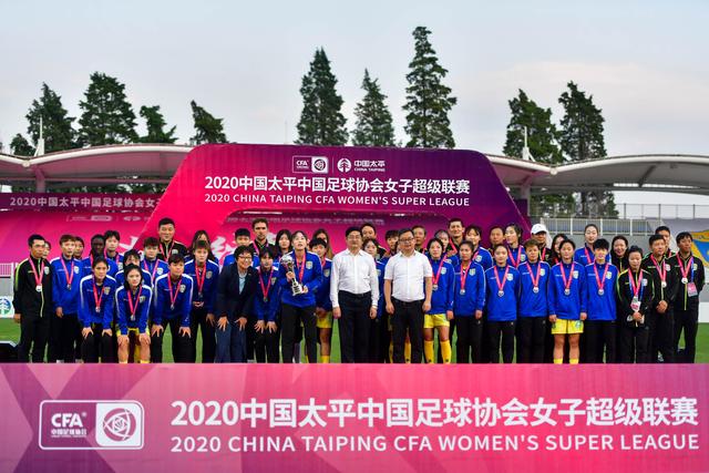 她是首位上春晚的台湾女主持，曾与唐师曾恋爱，如今依然保持联系